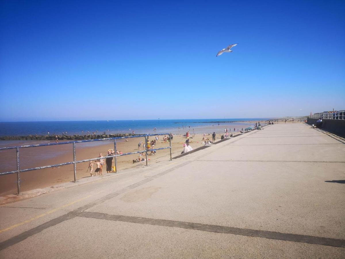 Vale View Apartment, Prestatyn, North Wales - A Stylish, Dog-Friendly Holiday Let Just A 5 Min Walk To Beach & Town! المظهر الخارجي الصورة