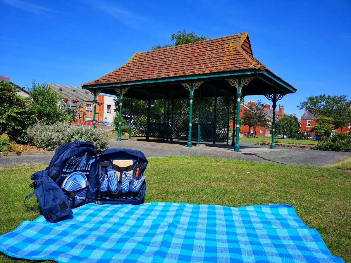 Vale View Apartment, Prestatyn, North Wales - A Stylish, Dog-Friendly Holiday Let Just A 5 Min Walk To Beach & Town! المظهر الخارجي الصورة